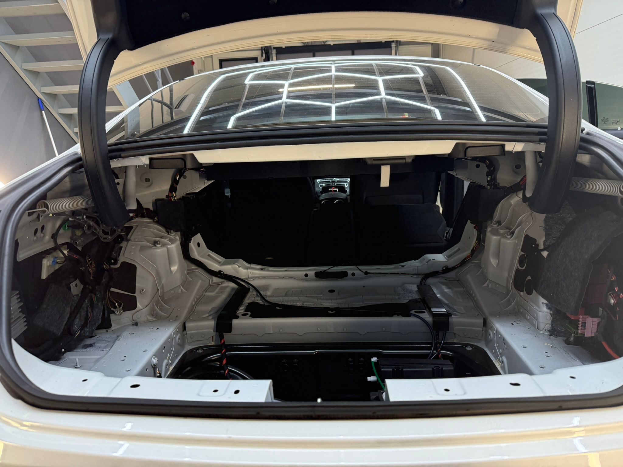 Установленная шумоизоляция в двери авто в Риге